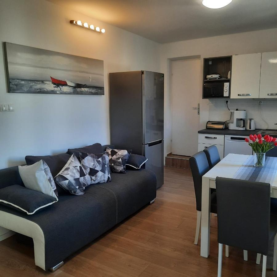 Beach Apartment Kate With Sea View, Balcony And Parking, Murter, Dalmatia Bagian luar foto