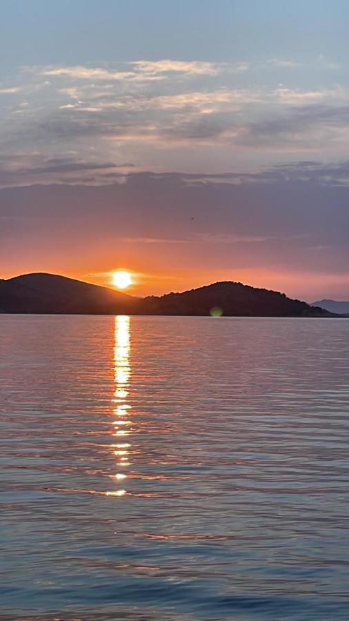 Beach Apartment Kate With Sea View, Balcony And Parking, Murter, Dalmatia Bagian luar foto